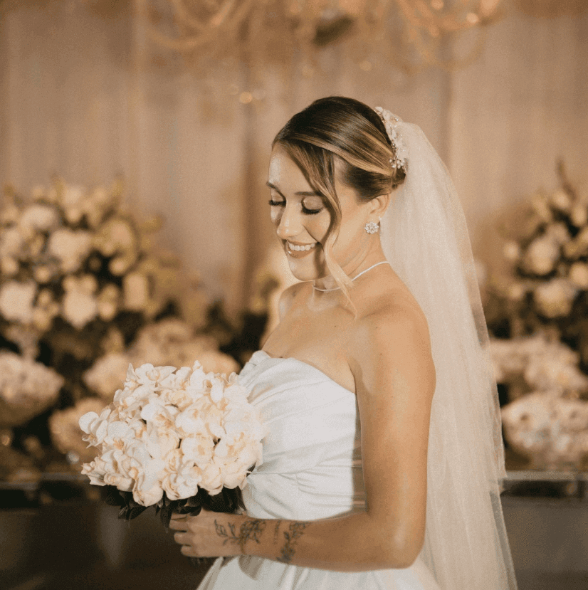 Noiva com penteado e maquiagem feitos pela equipe Salat Costa